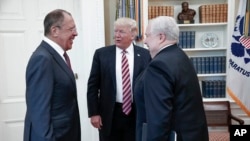 Президент Дональд Трамп з міністром закордонних справ Росії Сергієм Лавровим та російським послом у США Сергієм Кисляком у Білому домі 10 трваня 2017