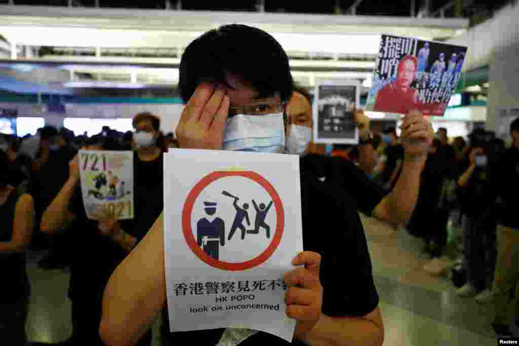 香港示威者2019年8月21日在元朗西铁站静坐抗议他们指责的“警黑勾结”导致元朗暴徒袭击示威者事件。