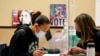 Фото: Волонтерка Lummi Native Vote Team 2020 Келлі Джефферсон допомагає членкині племені Lummi Петсі Вілсон (ліворуч) під час голосування 3 листопада 2020 року в резервації Lummi поблизу Беллінгема, штат Вашингтон.
