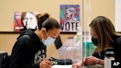 Фото: Волонтерка Lummi Native Vote Team 2020 Келлі Джефферсон допомагає членкині племені Lummi Петсі Вілсон (ліворуч) під час голосування 3 листопада 2020 року в резервації Lummi поблизу Беллінгема, штат Вашингтон.