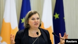На цьому архівному фото заступниця держсекретаря США Вікторія Нуланд виступає на пресконференції в президентському палаці в Нікосії, Кіпр, 7 квітня 2022 р. (Фото: REUTERS/Yiannis Kourtoglou)