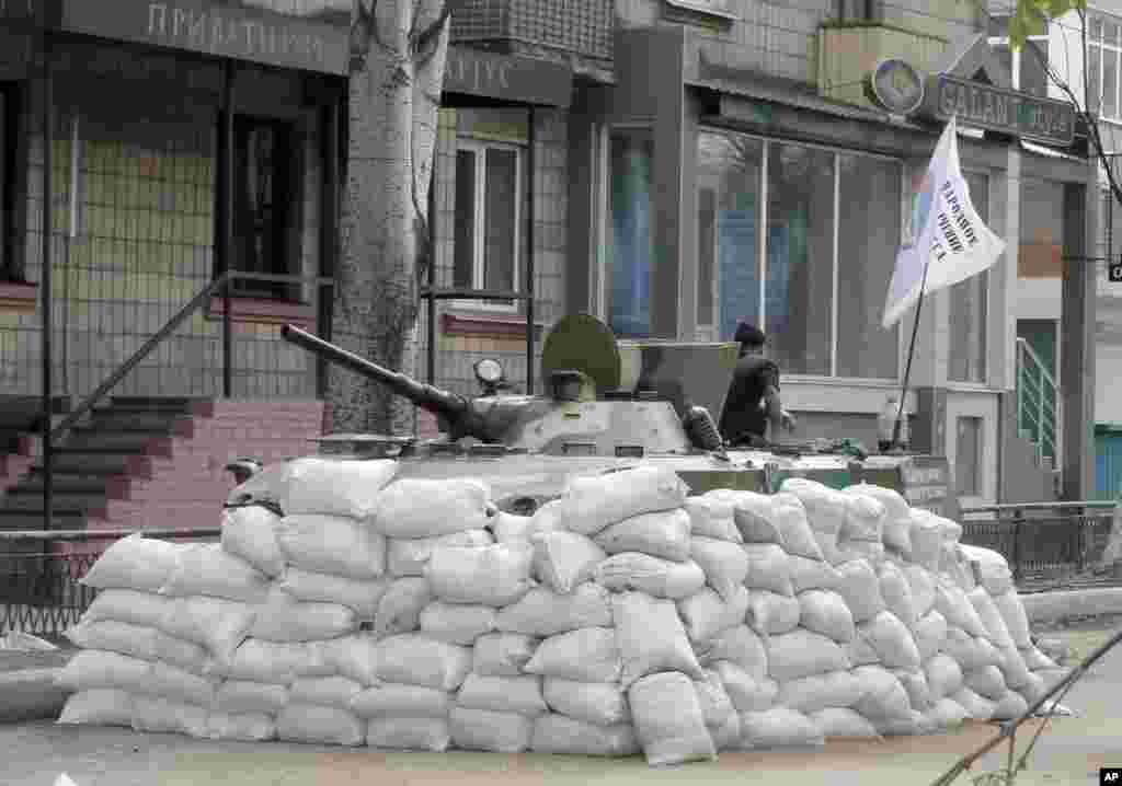 Çin - Polis Pekində ictimai tualetindən yeni doğulmuş uşaq tapıb 