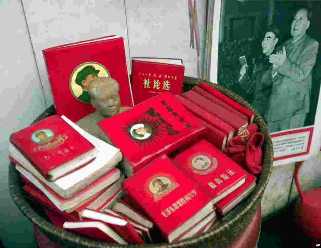 1999年上海里弄摆摊出售的文革遗物:毛泽东和林彪照片,所谓“红宝书”的毛主席语录等等。1970年,毛泽东反对设国家主席,而林彪主张设国家主席,被认为是林彪自己想当国家元首。此外,已经向林彪靠拢的陈伯达主张将社论稿上的“毛主席亲自缔造和领导的、毛主席和林副主席直接指挥的中国人民解放军”一语中的“毛主席和”四个字删除,而张春桥坚持不改。毛泽东同意删除,但耿耿于怀。他后来说,缔造者就不能指挥吗?毛泽东担心大权旁乱,担心实力强大的林彪集团抢班夺权。
