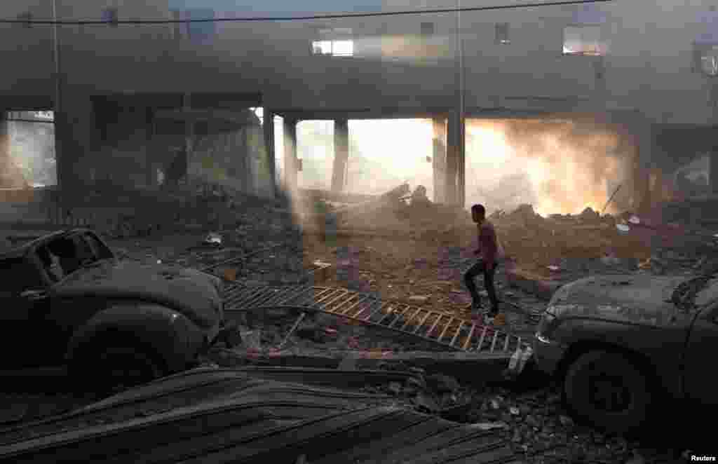 Người Palestine kiểm tra thiệt hại tại một sân vận động bóng đá sau vụ không kích của Israel vào Gaza City, ngày 19/11/2012.