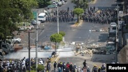 2021年3月2日，军方介入仰光的反军事政变抗议活动。照片是从玻璃窗后拍摄。（路透社）
