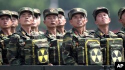 2013年7月27日，朝鲜军人接受其领导人金正恩的检阅。（资料照片）