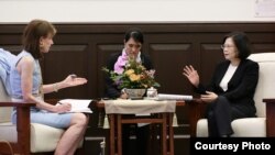 台湾总统蔡英文7月21日在总统府接受了华盛顿邮报资深副主编韦茅斯的专访（台湾总统府提供） 