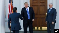 美国当选正副总统唐纳德·川普和迈克·彭斯在川普的新泽西高尔夫球俱乐部会见场所的入口处热烈欢迎米特·罗姆尼（2016年11月19日）