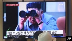 2019年8月2日人们在韩国首尔火车站观看有关朝鲜领导人金正恩与朝鲜发射火箭的电视报道。