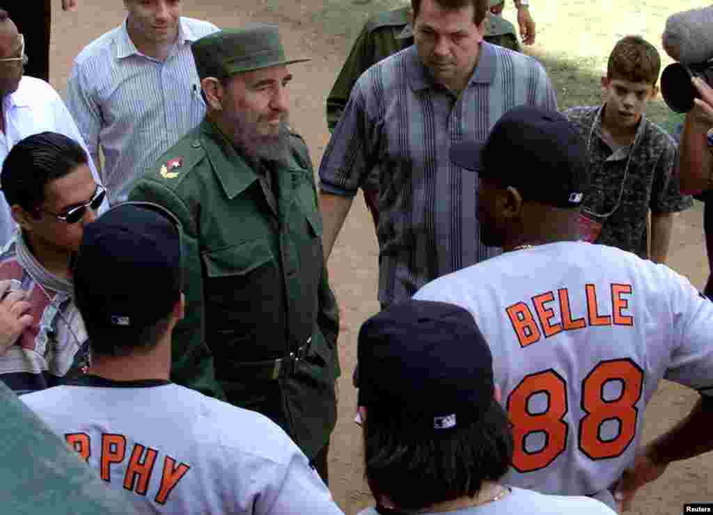 Trong bức hình đề ngày 28 tháng 3 năm 1999, Chủ tịch Cuba Fidel Castro nói chuyện với vận động viên bóng chày Albert Belle (88) của đội Baltimore Orioles trước trận đấu trình diễn giữa đội này và Đội tuyển Quốc gia Cuba. 
