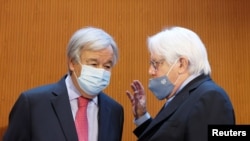 联合国秘书长古特雷斯和联合国主管人道主义事务的副秘书长兼救济协调员格里菲斯在联合国日内瓦举行的会议上进行交谈（2021年9月13日）