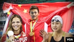 中国游泳运动员孙杨挥动中国国旗。