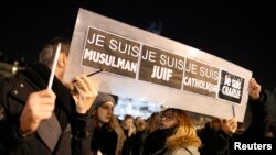 Люди тримають плакат з написом "Я мусульманин. Я єврей. Я католик. Я Шарлі" на демонстрації після нападу на редакцію Charlie Hebdo, 8 січня 2015 р.