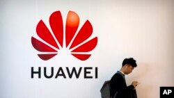在北京举行的中国国际信息通讯展览会上的华为标识。（2019年10月31日）