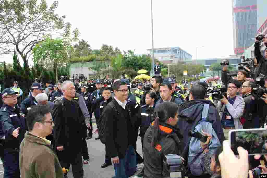 占中三子率众自首(美国之音海彦拍摄)