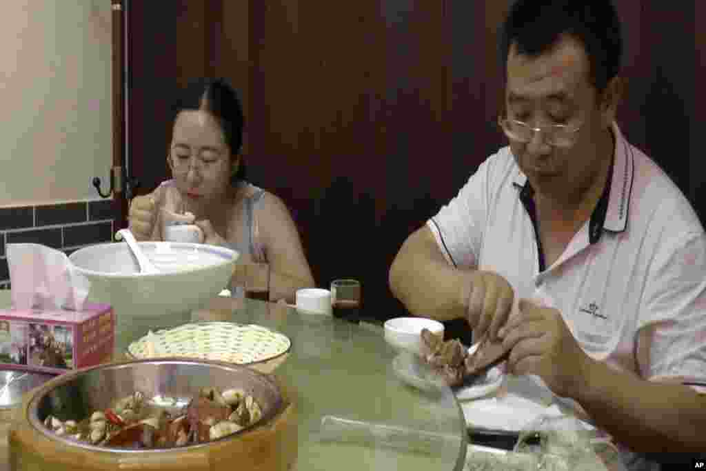 709案维权律师谢阳的妻子陈桂秋(左)同律师江天勇在出席天津市第二中级人民法院对维权律师的审判之后共进午餐(2016年8月1日)。