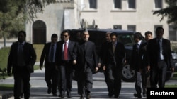 Tổng thống Afghanistan Hamid Karzai trên đường đến một cuộc họp báo ở Kabul