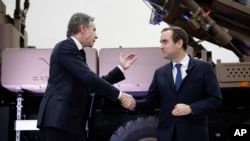 Державний секретар США Ентоні Блінкен тисне руку міністру оборони Франції Себастьяну Лекорню у Версалі, поблизу Парижа, у вівторок, 2 квітня 2024 р. (Фото: Benoit Tessier через AP)