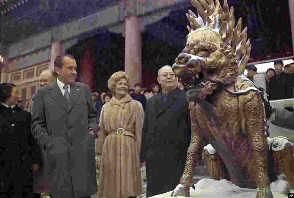 1972年2月24日,美国总统尼克松和夫人游览北京郊区十三陵。这是美联社的图片说明,但也有人说是游览故宫
