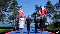 Президент Франції Еммануель Макрон іпрезидент США Джо Байден із першими леді Бріджитт Макрон і Джилл Байден під час відзначення 80-ї річниці висадки у Нормандії, 6 червня 2024. AP Photo/Evan Vucci