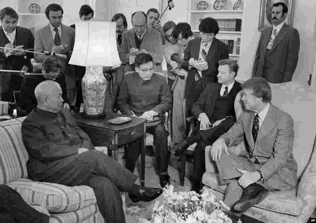 1977年2月8日,美国总统卡特及其国家安全顾问布热津斯基在白宫总统办公室会见中国驻美国联络处主任黄镇(前排左一)。站立者多为记者。 1978年5月布热津斯基访问北京的时候,卡特总统已经决意要与北京建立正式外交关系。 中国一直要求美国停止对台湾的一切武器销售,双方在军售问题上一直僵持不下。最终,邓小平对两国关系正常化后美国继续对台湾出售武器表示默许。两国于1979年1月1日正式建立外交关系
