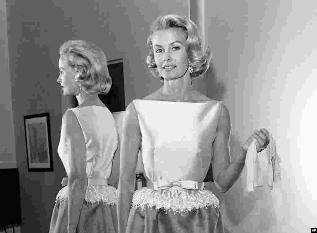 美国名媛和演员迪娜·美林(Dina Merrill)在1962年。她的父母是巨富,但她违背父母的要求,坚持当演员。她在2017年5月22日去世,享年93岁。