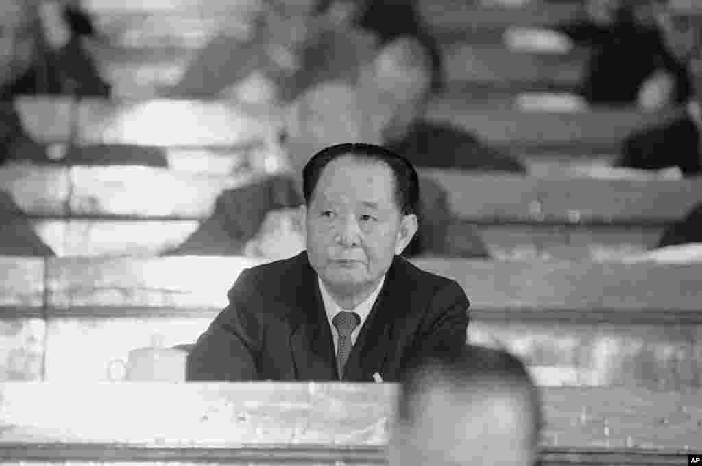1987年3月25日,已经不再是中共总书记的政治局委员胡耀邦在北京作为全国人大常委会主席团成员亮相,这是他自1986年12月以来的第一次公开露面。在被称为“十年浩劫”的文革结束后,他先后出任中央党校常务副校长和中组部部长,开始全国的平反冤假错案的“拨乱反正”工作。胡耀邦1981年6月被邓小平等元老推选为中共中央主席,1982年中共废除主席职务后改任总书记,但由于胡耀邦相对开明,引发党内保守派元老不满,1987年1月在邓小平主导下被以反对资产阶级自由化不力遭罢黜下台。当时,只有习近平的父亲、政治局委员、中央书记处书记习仲勋为胡耀邦出面,斥责元老违反原则,逼迫胡耀邦下台。后来习仲勋遭到压制。