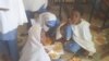 Wadansu kananan Yara suna cin abinci a makaranta dake birnin Kano