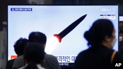 韩国民众在电视上观看朝鲜试射导弹（美联社2021年3月25日）