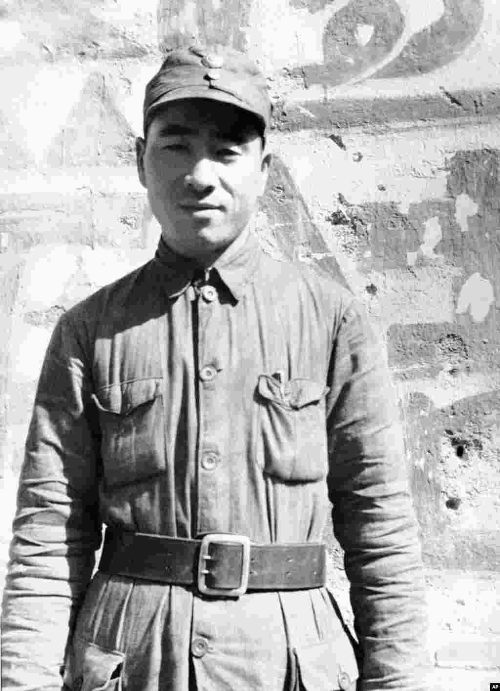 1938年11月23日,由红军改编的八路军的师长林彪将军。1937年9月,在与国民政府军合作的"平型关战役"期间,林彪以“将在外,君令有所不受”为理由,拒绝毛泽东五封电报阻止作战的意见,伏击日军,取得胜利。