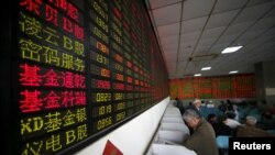 中国上海一家证券交易行显示的股市信息（2016年4月21日）