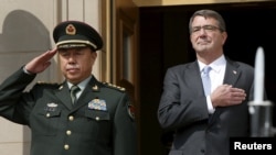 中共中央军委副主席范长龙（左）与美国国防部长阿什·卡特 （资料照）