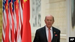 美国商务部长罗斯抵达北京人大会堂参加国宴。（2017年11月9日）