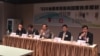 520后两岸局势与国际秩序解析座谈会在5月22日于台北举行。左起：国策研究院执行长郭育仁、亚太和平研究基金会执行长林文程、国策研究院董事长兼院长田弘茂、国防大学中共军事事务研究所所长马振坤、民进党国际事务部主任罗致政 。（美国之音李玟仪拍摄）