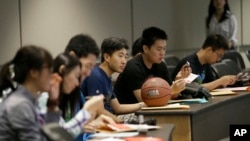 德克萨斯大学达拉斯分校，学生们正在参加新生入学培训。