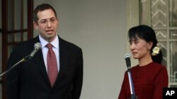 Đại sứ Derek Mitchell nói chuyện với phóng viên trong một cuộc họp báo với bà Aung San Suu Kyi tại Yangon, Miến Điện, 14/3/2012