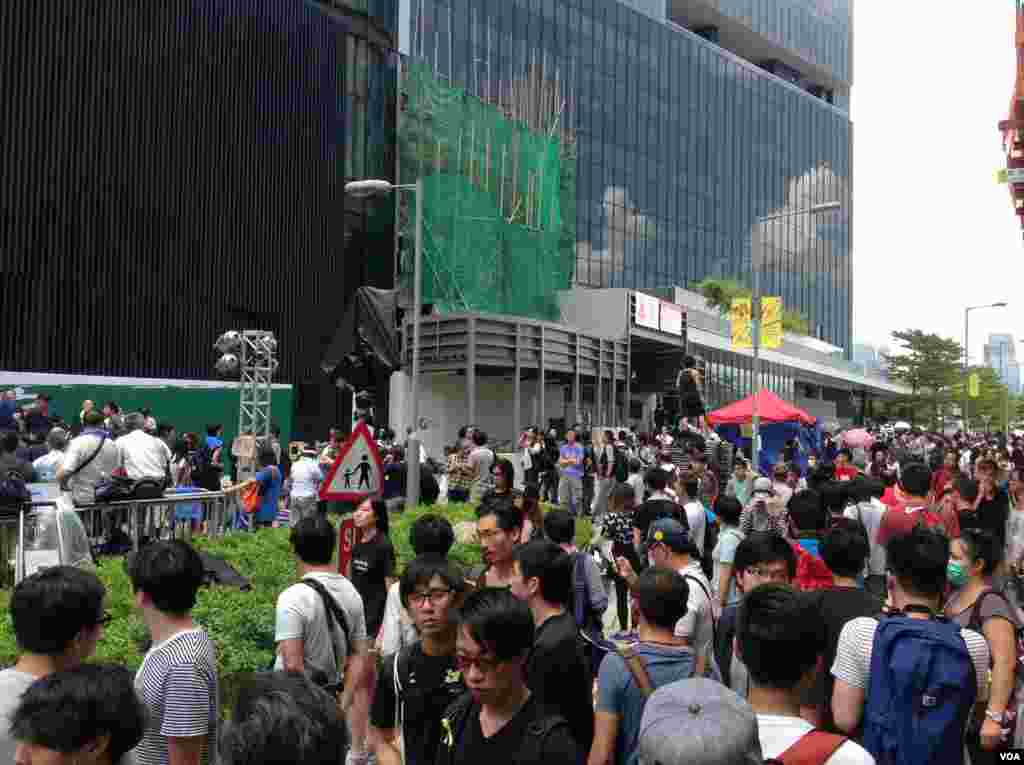 数千香港市民云集政府总部声援被困公民广场学生(美国之音图片/海彦拍摄)
