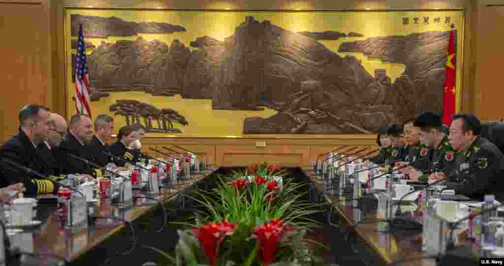 美国海军作战部长理查森上将(左一)2019年1月15日与中国军委联合参谋部参谋长李作成上将(右一)在北京八一大楼举行会谈(美国海军图片)。双方各自表明了在重大问题上的立场,并寻求两军管控风险、减少误判的途径。