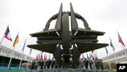На фото: Символ НАТО перед штаб-квартирою організації у Брюсселі, 2009 рік.