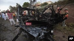 巴基斯坦官员和救援义工聚集在白沙瓦爆炸现场(9月3日)