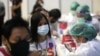 一名泰国医护人员正为一名泰国女性接种中国的科兴疫苗。（2021年5月31日）