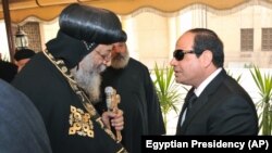 Президент Єгипту Абдель-Фаттах ель-Сіссі висловлює співчуття главі коптської церкви Тавадросу ІІ в Каїрі, 16 лютого 2015 р. 