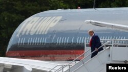 前总统特朗普2023年6月12日到达佛罗里达州并将于次日前往一家迈阿密的联邦法院投案。