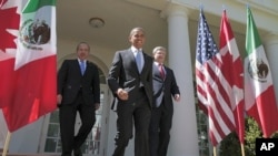 Tổng thống Barack Obama, Thủ tướng Canada Stephen Harper (phải), và Tổng thống Mexico Felipe Calderon (trái) ra trước cuộc họp báo chung tại Vườn hồng Tòa Bạch Ốc, ngày 2/4/2012