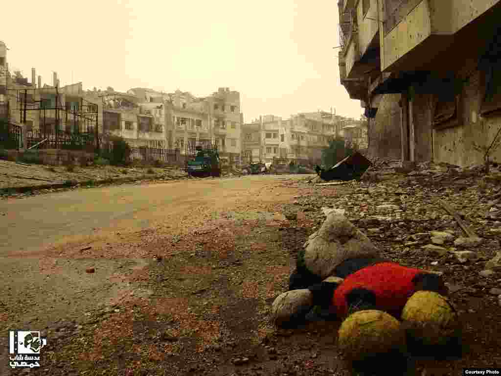 2013年1月3日,人去一空的霍姆斯市卡利迪亚区街头的一只米老鼠玩偶。 (Lens Young Homsi)