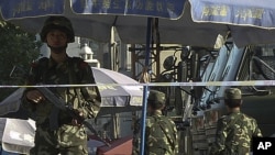 中国一名武装警察在新疆喀什街头站岗（资料照片）。