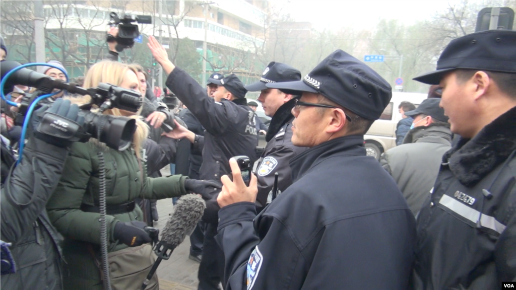 北京警方12月14日一早在法院入口附近拉起警戒线，阻止要求旁听浦志强案庭审的西方外交官和中国公民接近法庭。（美国之音叶兵拍摄）
